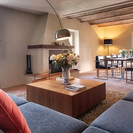 Cinque Cipressi 8, Emma