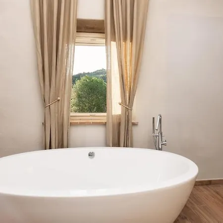 Cinque Cipressi 8, Emma *