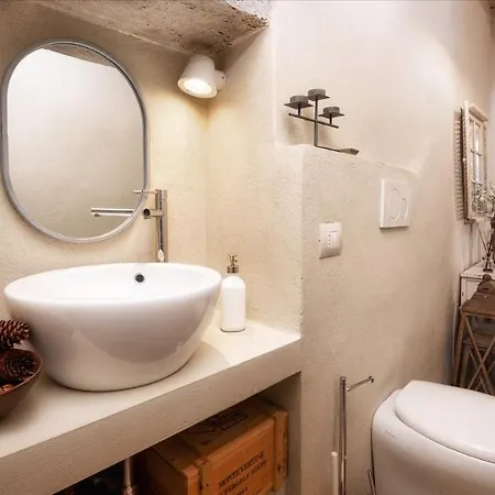 Cinque Cipressi 8, Emma *