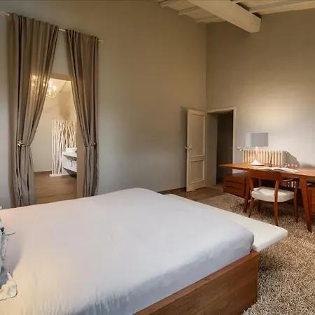 Cinque Cipressi 8, Emma *