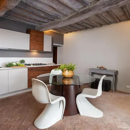 Cinque Cipressi 8, Emma Villa *