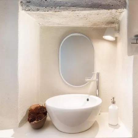 Cinque Cipressi 8, Emma